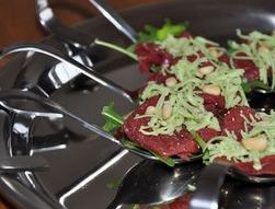 Vorspeiselöffels mit Rinderfilet und Pinienkerne