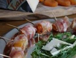 Stuffed apricots with pancetta
